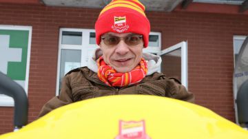 "Gdyby nie klub, byłbym odcięty od świata". Jarosław "Meny" Kulpiński opowiada o 40 latach kibicowania Chojniczance