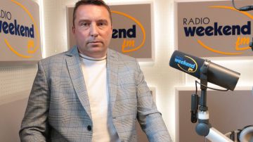 Kto odchodzi, a kto zostaje? Dyrektor sportowy Damian Wróbel mówi w Weekend FM o transferach Chojniczanki (WIDEO)