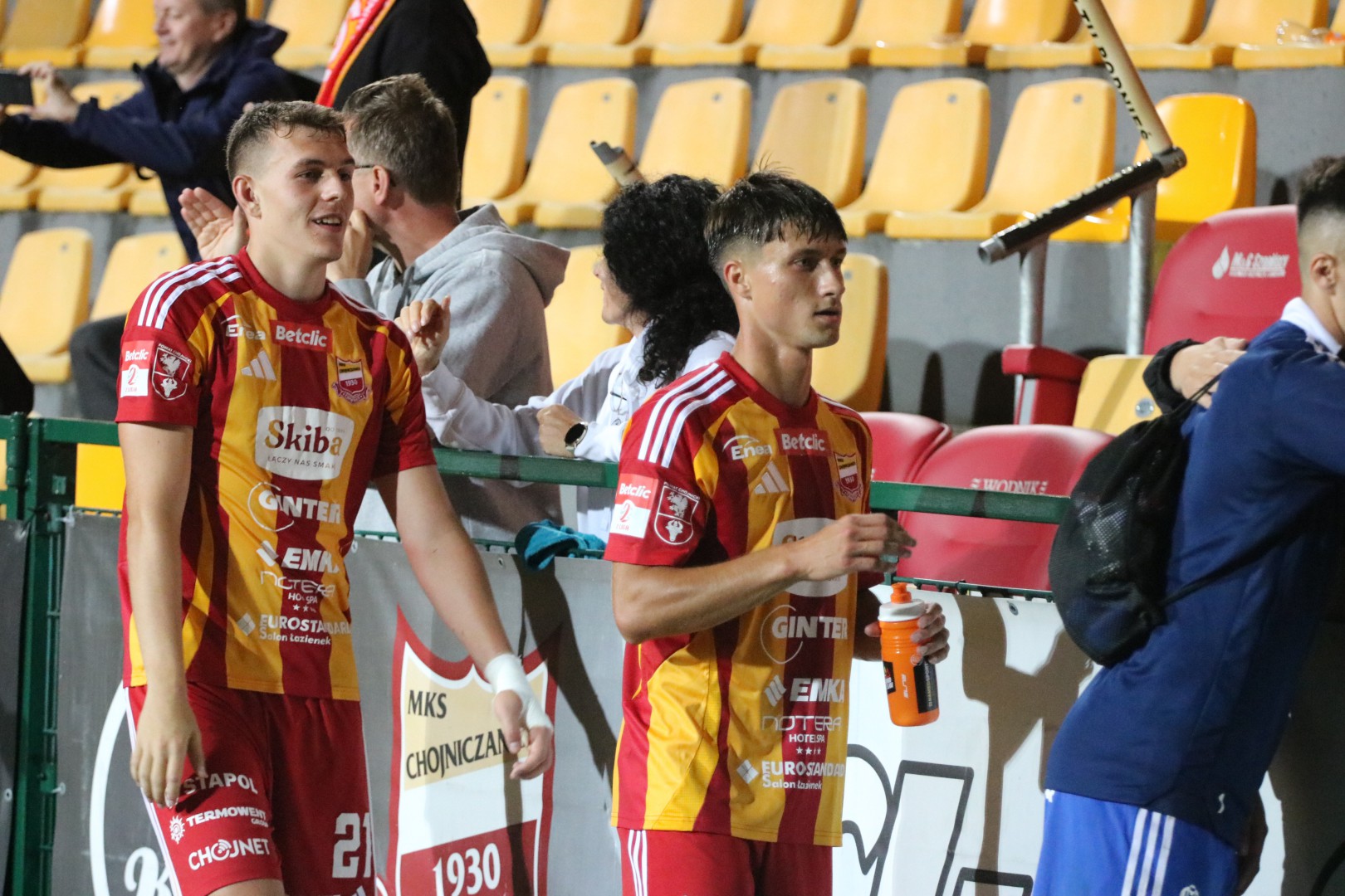 Jakub Romanik z Człuchowa z pierwszym golem w barwach Chojniczanki, a trener Damian Nowak z nowym kontraktem