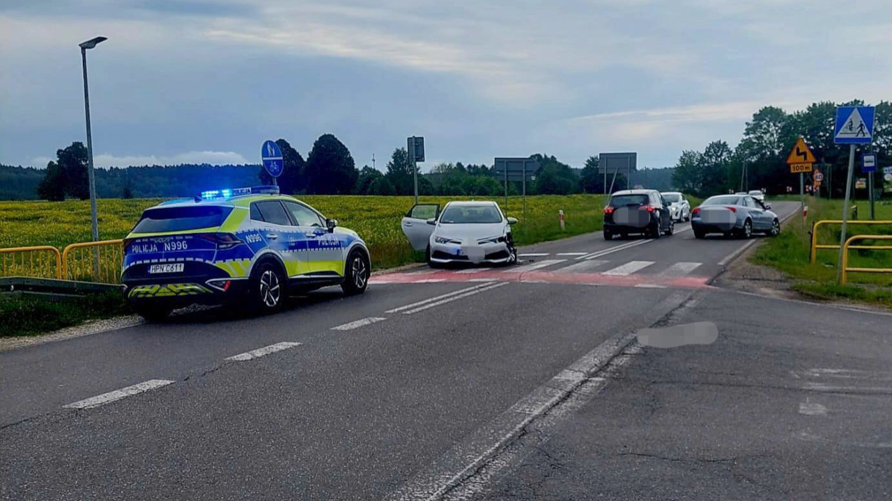 Policjanci z Chojnic poszukują sprawcy porannej kolizji na skrzyżowaniu w Konarzynkach