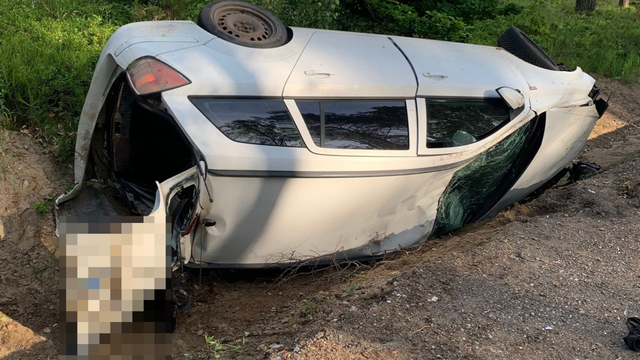 Dachowanie opla na drodze powiatowej w okolicach Jasienia w gminie Czarna Dąbrówka. Kierowca był pijany