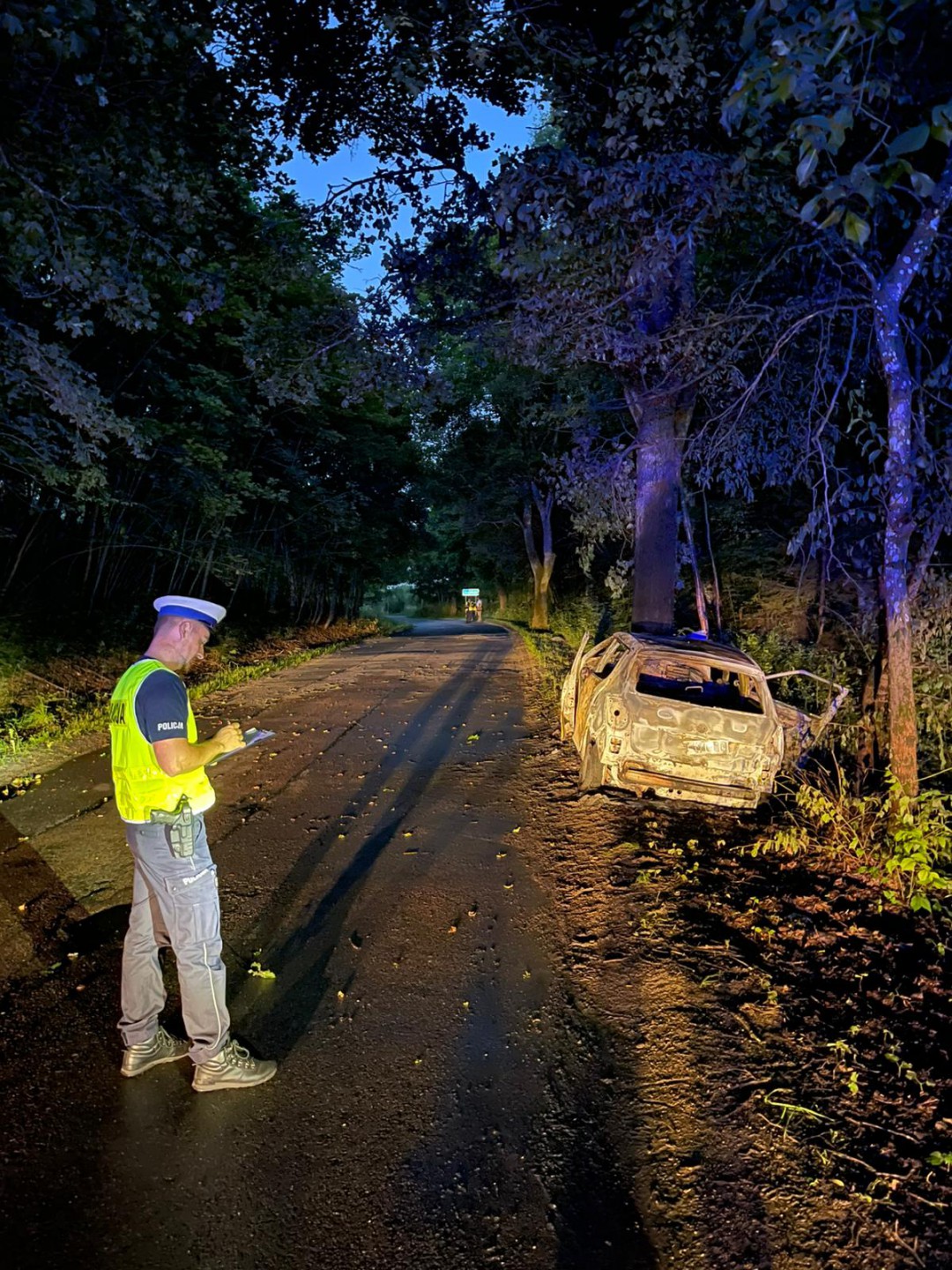 Nieprzytomny kierowa wyciągnięty z płonącego samochodu. Poważny wypadek na DW 226 w Hornikach Dolnych, w gminie Nowa Karczma
