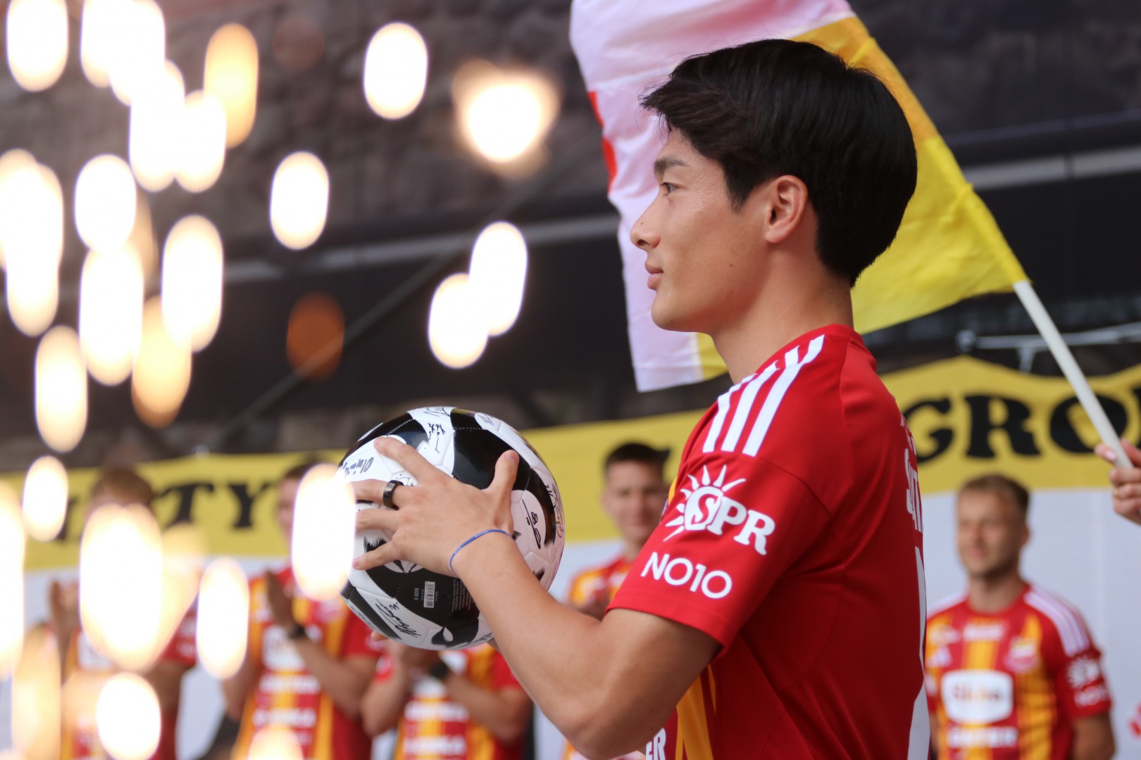 O nowych zawodnikach w kadrze drugoligowej Chojniczanki i powrocie Piasta Człuchów na czwartoligowe boiska. Piłkarski "Sportowy Weekend"