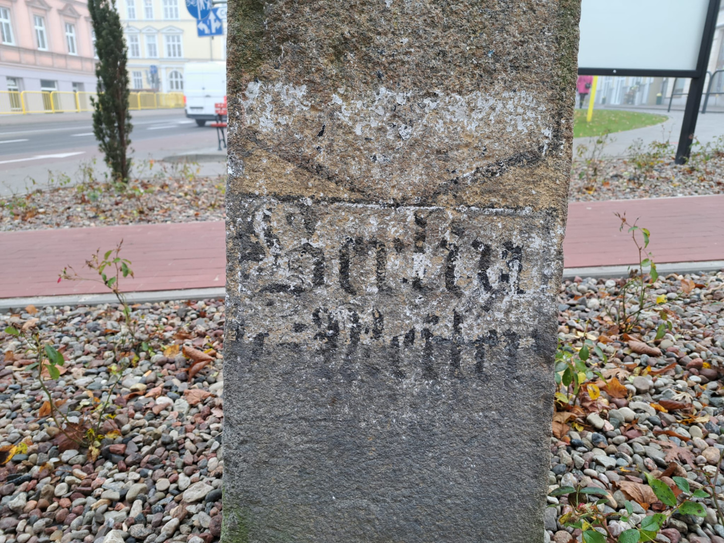 Dlaczego w centrum Chojnic stanął kamień z niemieckimi napisami? Burmistrz miasta tłumaczy, że to zabytek