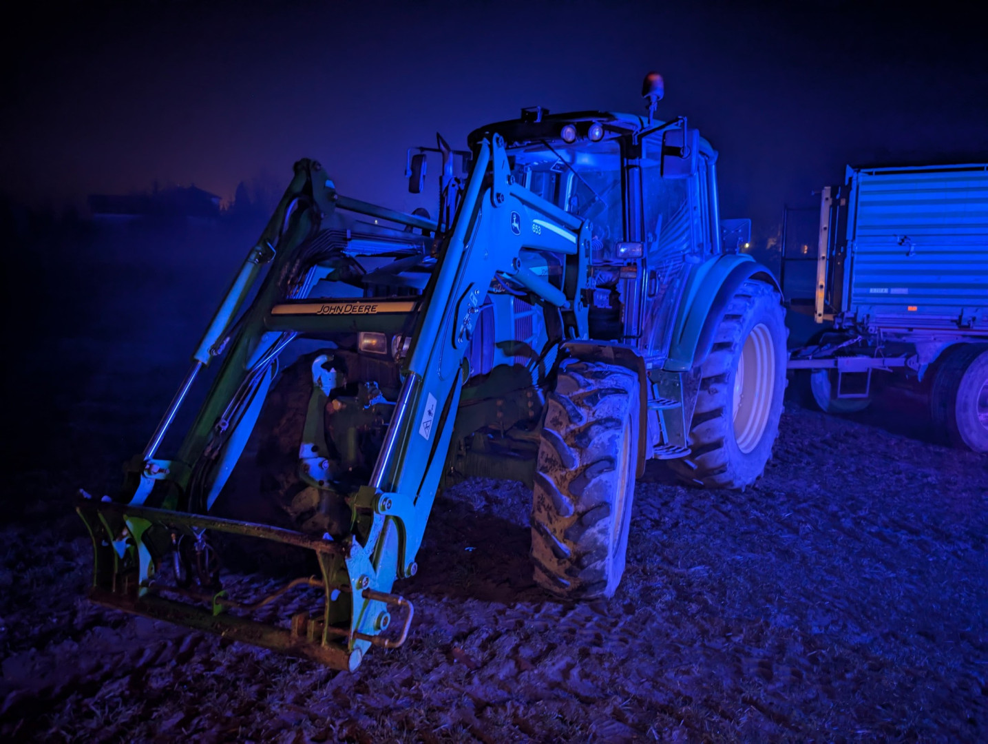 Kolizja w Pawłowie. Ciągnik rolniczy podczas włączania się do ruchu zderzył się z busem