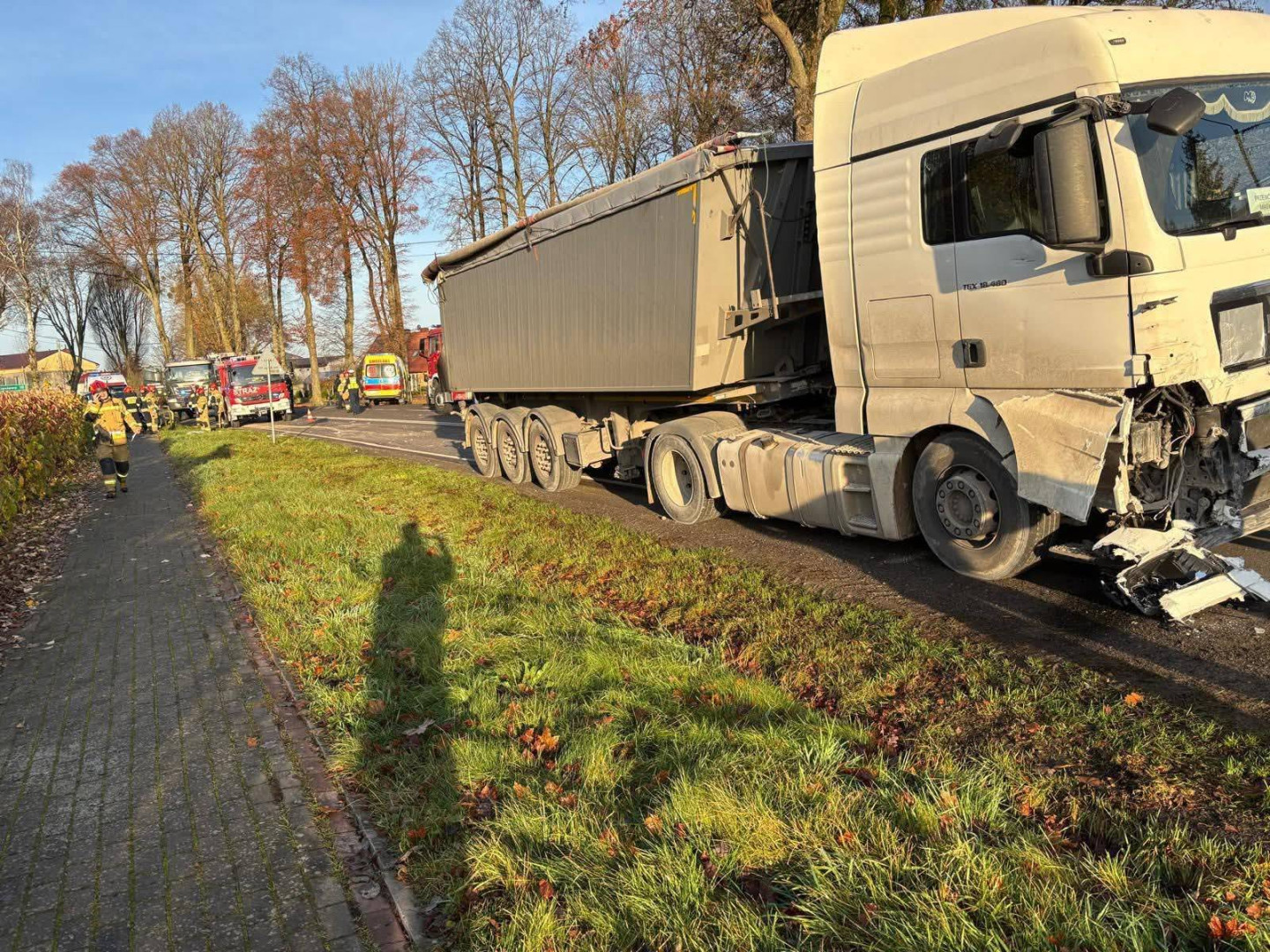 Tragiczny w skutkach wypadek w Wyczechach, w gminie Czarne. Nie żyje pasażer osobówki, która zderzyła się z ciężarówką (FOTO)