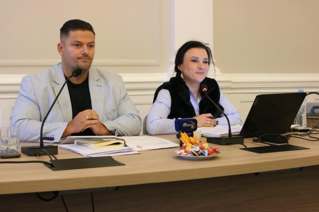 Burmistrz Człuchowa i klub "Każdy Jest Ważny" spierają się o budżet na przyszły rok. "Macie ochotę iść na zwarcie?" kontra "Ja tego nie traktuję jako wojnę" (REPORTAŻ)