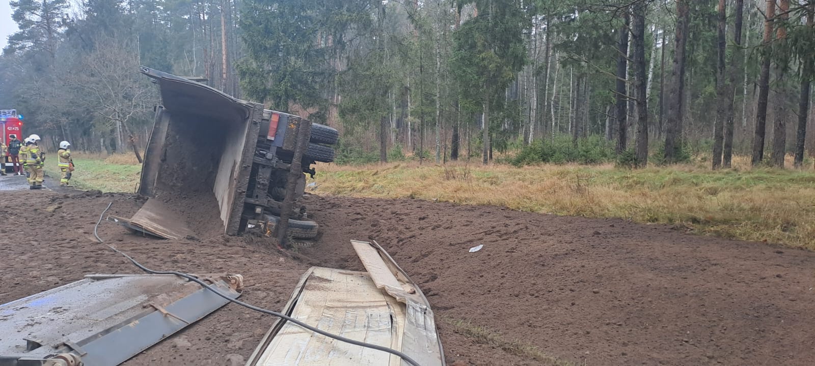 Ciężarówka wjechała do rowu za Rzeczenicą. Kierowca trafił do szpitala. "Z niewyjaśnionych jeszcze przyczyn zjechał z jezdni" (FOTO)
