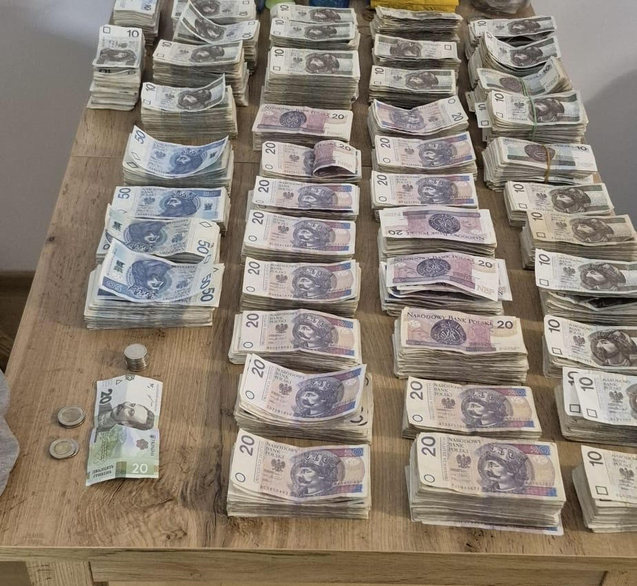 W Wigilię włamywacz ukradł ponad milion złotych. Złodziej szybko wpadł w ręce bytowskich policjantów (WIDEO)