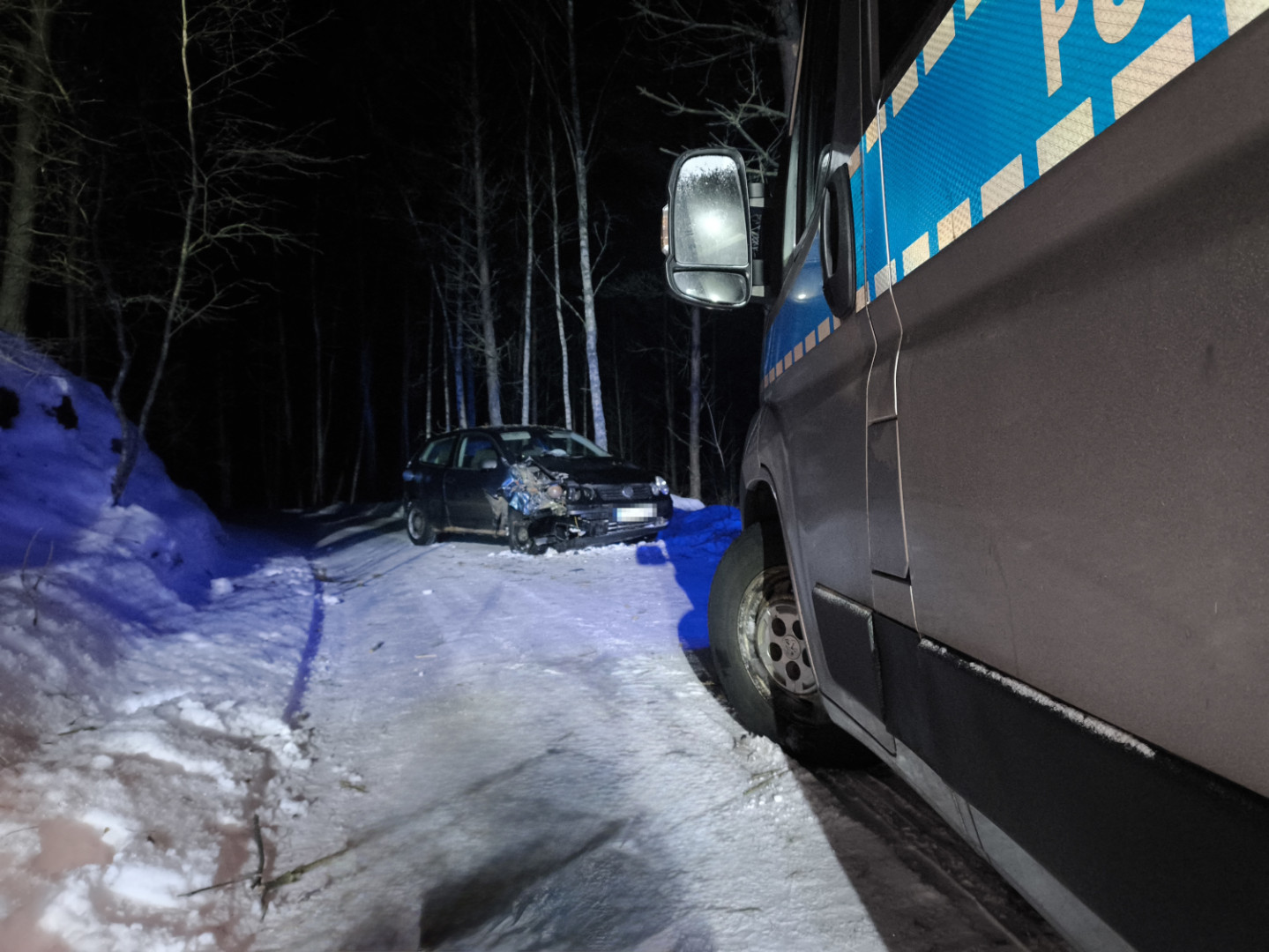 Uciekał przed bytowską policją, bo chciał uniknąć odsiadki. Kierowca volkswagena jazdę zakończył na drzewie (WIDEO)