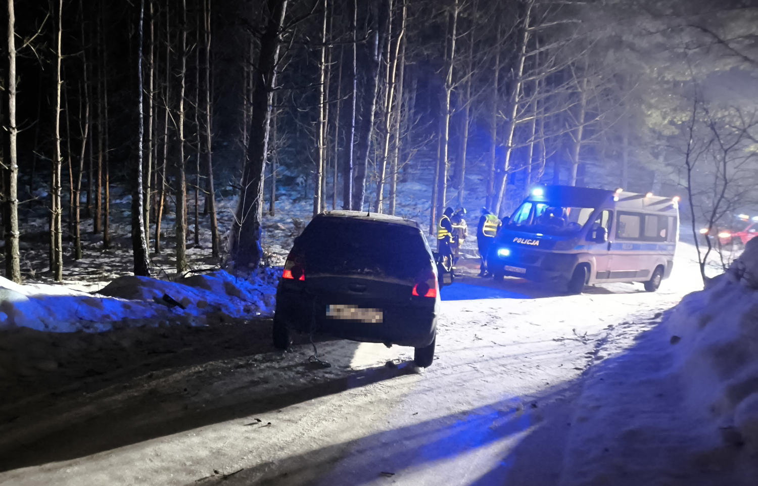 Uciekał przed bytowską policją, bo chciał uniknąć odsiadki. Kierowca volkswagena jazdę zakończył na drzewie (WIDEO)