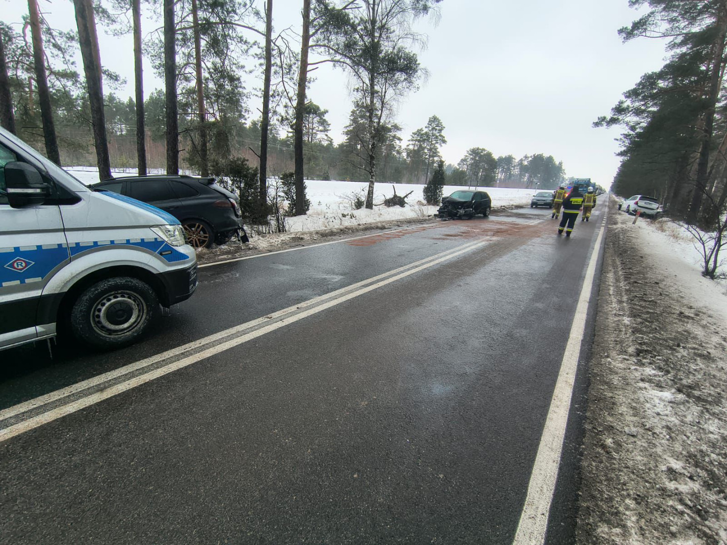 Trudne warunki na drogach w całym regionie. Rośnie liczba utrudnień, wypadków i kolizji (AKTUALIZACJA, FOTO)