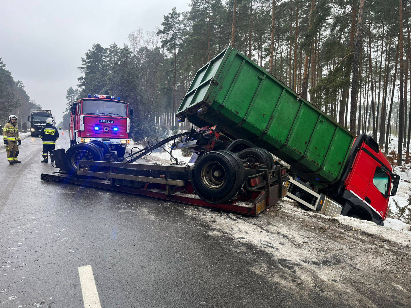Trudne warunki na drogach w całym regionie. Rośnie liczba utrudnień, wypadków i kolizji (AKTUALIZACJA, FOTO)