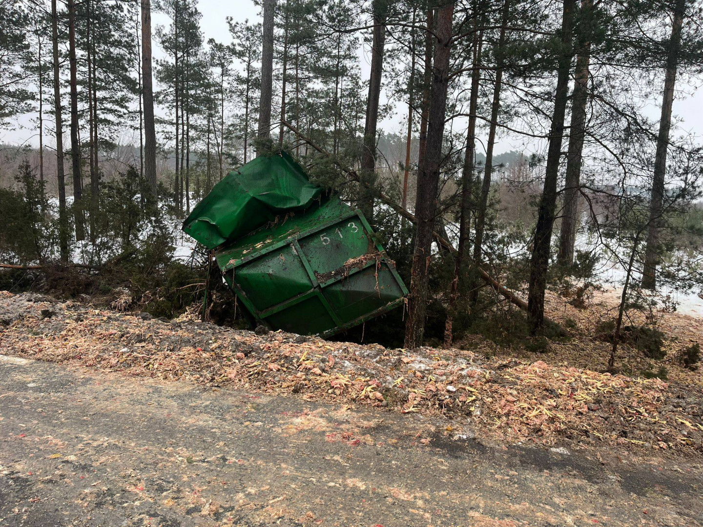Trudne warunki na drogach w całym regionie. Rośnie liczba utrudnień, wypadków i kolizji (AKTUALIZACJA, FOTO)