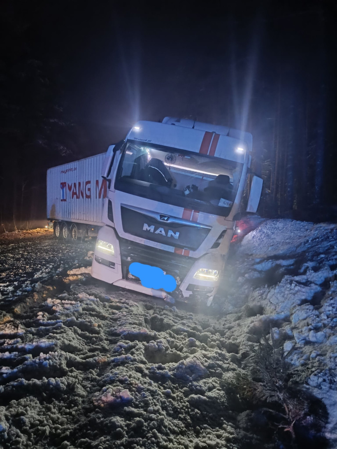 Zablokowana droga wojewódzka 235 na odcinku Korne-Lipusz. Ciężarówka stoi w poprzek jezdni