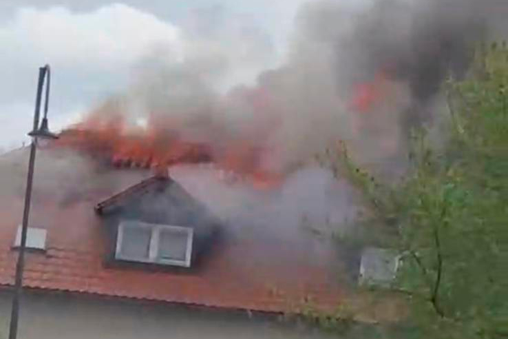 7 zastępów straży pożarnej gasiło pożar plebanii w Śliwicach. W wyniku powstania ognia nikomu nic się nie stało (AKTUALIZACJA, FOTO)